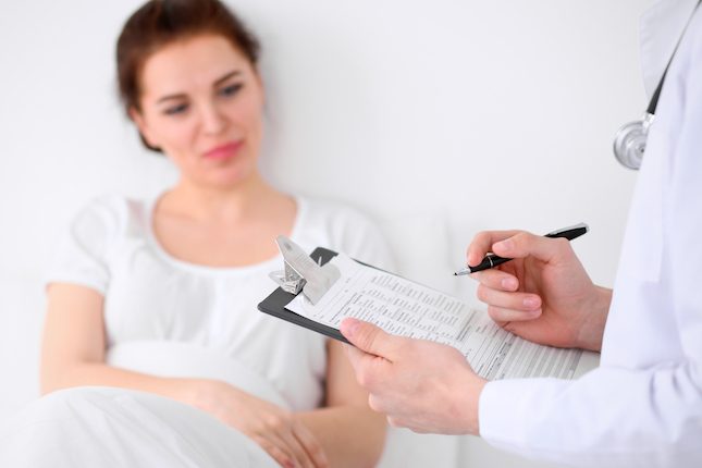 milkie blog tehotenstvi cukrovka doctor-man-is-filling-up-medical-history-form-while-consulting-patient-very-good-news-concept